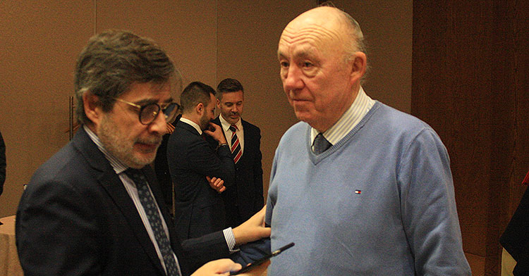 Carlos González junto al presidente de los Minoritarios José María Córdoba.