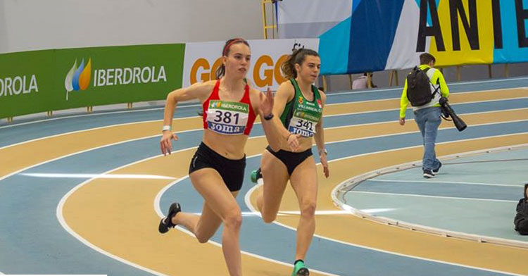 Carmen Avilés en la curva final del 200 en Antequera.