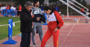 Carmen Avilés departiendo con su entrenador Antonio Bravo.