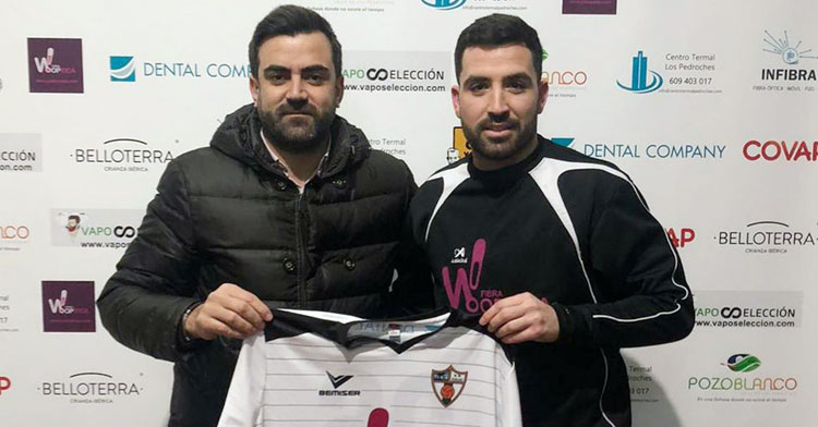 Carraña con su nueva camiseta. Foto: CD Pozoblanco