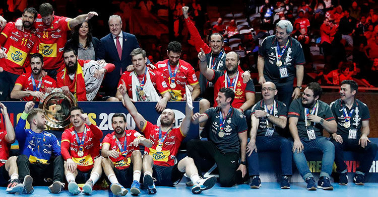 César Montes, en el centro en la parte superior de la imagen, levantando el brazo y cerrando el puño en plena celebración del título continental con los Hispanos.