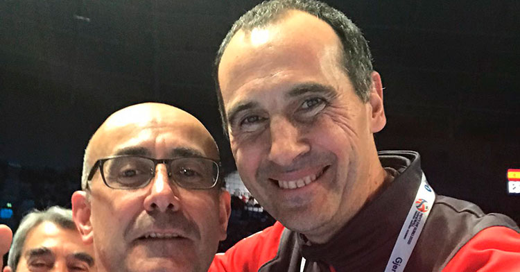 Felices. César Montes con Jordi Ribera celebrando el título de campeones.