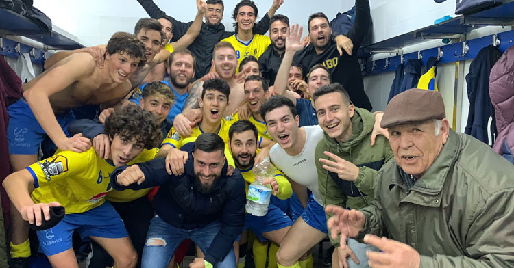 Los jugadores amarillos celebrando una de sus victorias. Foto: CD Ciudad Jardín