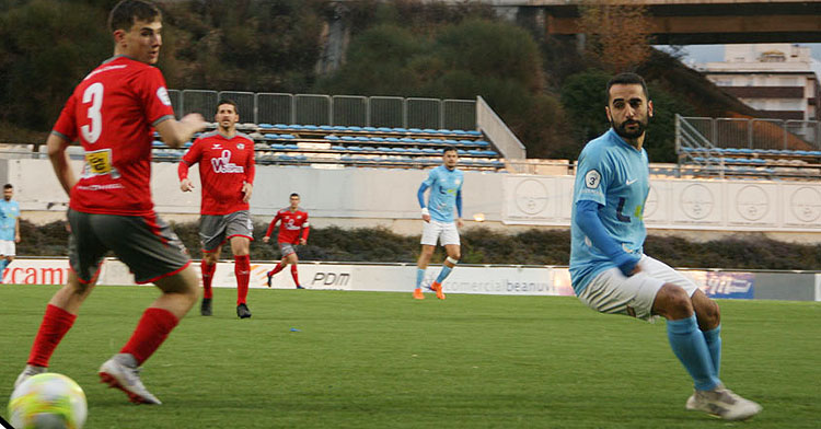 El jugador lucentino luchando por el balón frente al rival