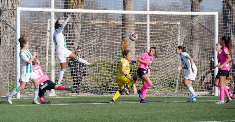 Kerlly rematando en la jugada del gol. Foto: CCF