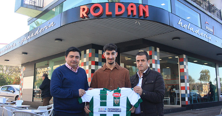 Dani Fernández muestra su camiseta entre el presidente del Córdoba Patrimonio, José García Román, y el gerente de Pastelerías Roldán, Pedro Roldán.