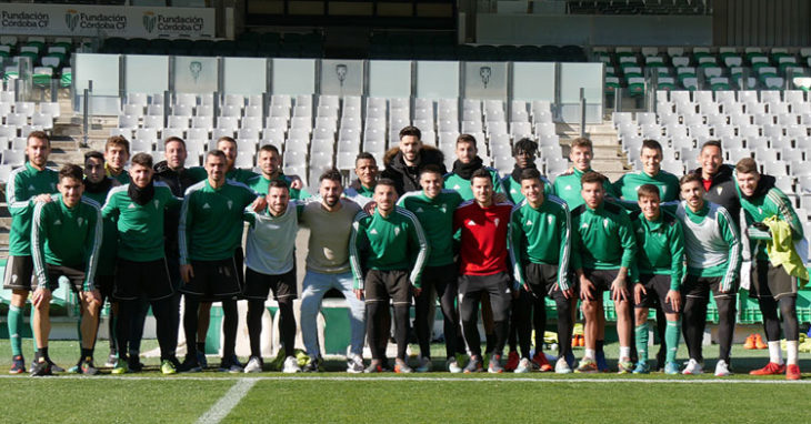 Eu Gavilán posando con los jugadores del equipo. Foto: Córdoba CF