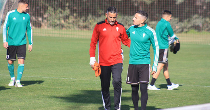 Fernández a la conclusión del entrenamiento departiendo con el técnico del conjunto Cadete de Primera Andaluza, Pedro López.