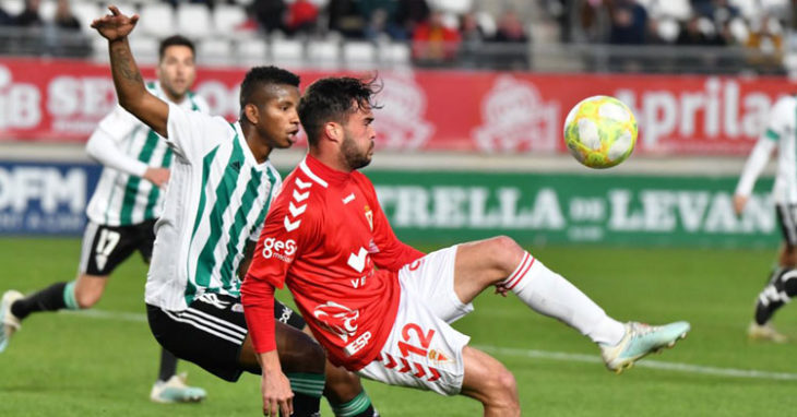 Fidel Escobar presionando a un jugador grana. Foto: Artemio Martínez / Real Murcia