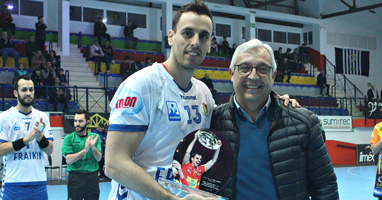 Adriá Figueras recibiendo el reconocimiento del Ángel Ximénez-Avia por su título de campeón de Europa con los Hispanos.