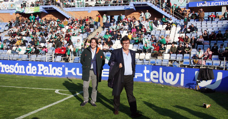 Javier González Calvo junto a Adrián Fernández en el desplazamiento del equipo a Huelva. Foto: Paco Jiménez