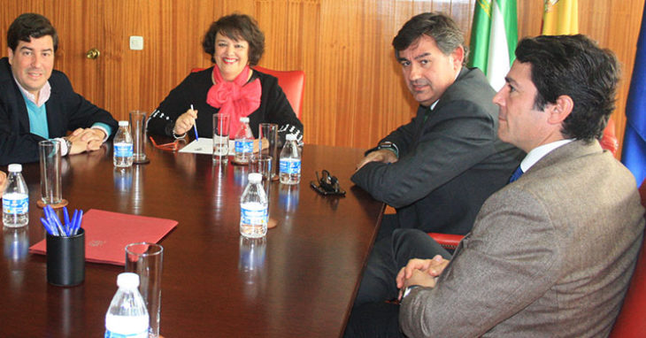 Javier González Calvo, junto a la subdelegada del Gobierno, Rafaela Valenzuela, y los consejeros Jesús Coca (i) y Antonio Palacios (d).