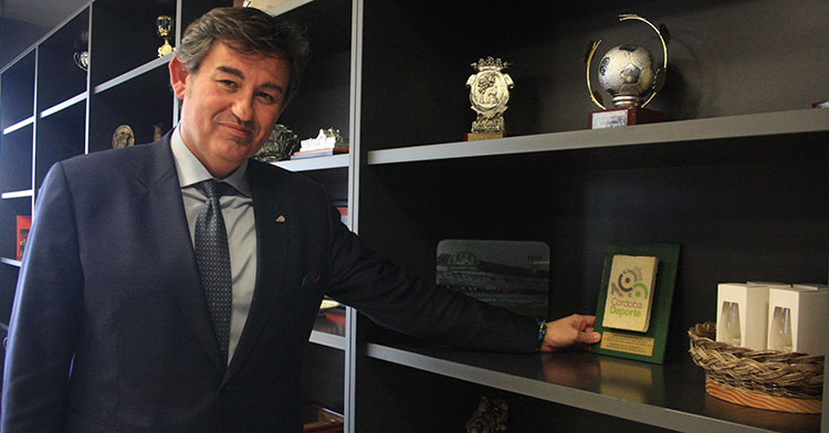 Javier González Calvo señalando el premio leyenda que recibió el Córdoba CF en la Gala del XVIII aniversario de Cordobadeporte.com.
