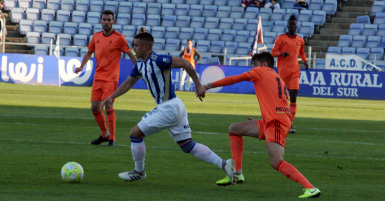 José Antonio González desbordado por un jugador del Recre. Autor: Paco Jiménez
