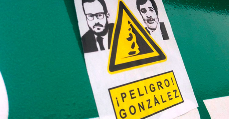 La cartelería distribuida hace años contra Carlos y Alejandro González.