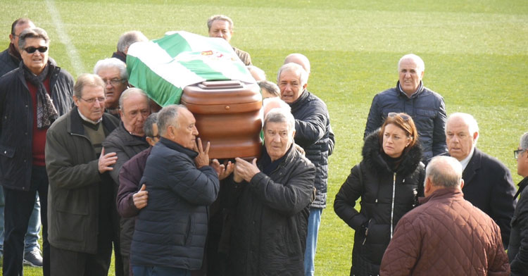 Los amigos y veteranos del Córdoba portan a hombros el féretro de José Luis Navarro. Foto: Córdoba CF