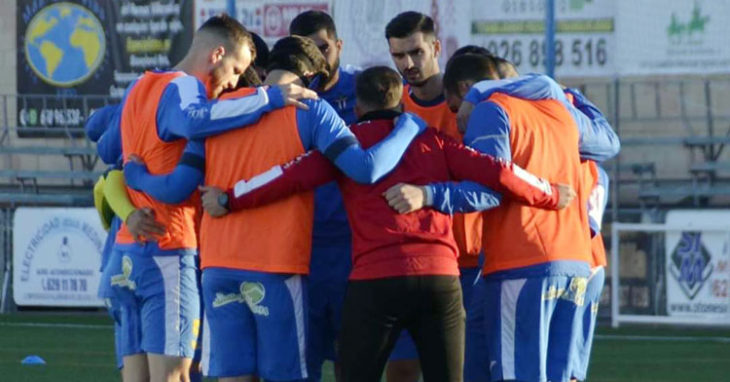 Los jugadores del Villarrubia conjurándose antes de la victoria de la pasada semana contra el Algeciras. Foto: Alberto Beamud