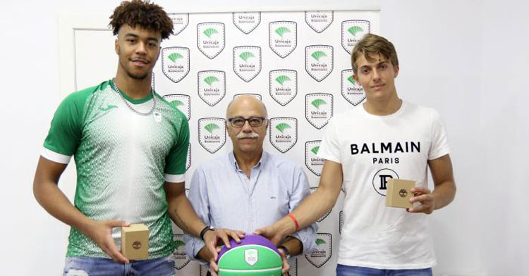Ismael Tamba, a la izquierda, el día que su club le reconoció su éxito con la sub 18. Foto: Unicaja