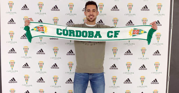 Iván Navarro sosteniendo una bufanda del Córdoba CF. Foto: CCF