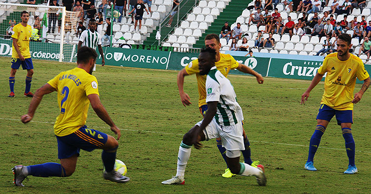 Iván Robles tapando a Owusu en el partido de la primera vuelta en El Arcángel en el que salió en el minuto 8 por la lesión de otro cadista.