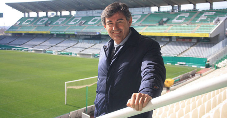 El consejero delegado, Javier González Calvo, posando en la grada de Fondo Norte de El Arcángel.