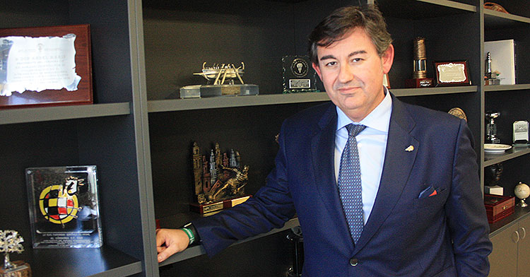 Javier González Calvo posando junto a la escarapela de la Real Federación Española de Fútbol.