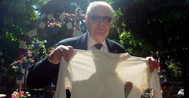José Luis Navarro mostrando la histórica camiseta del ascenso a Primera en Huelva.