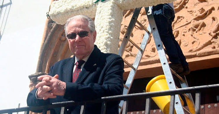 José Luis Navarro posando ante una Cruz de Mayo.