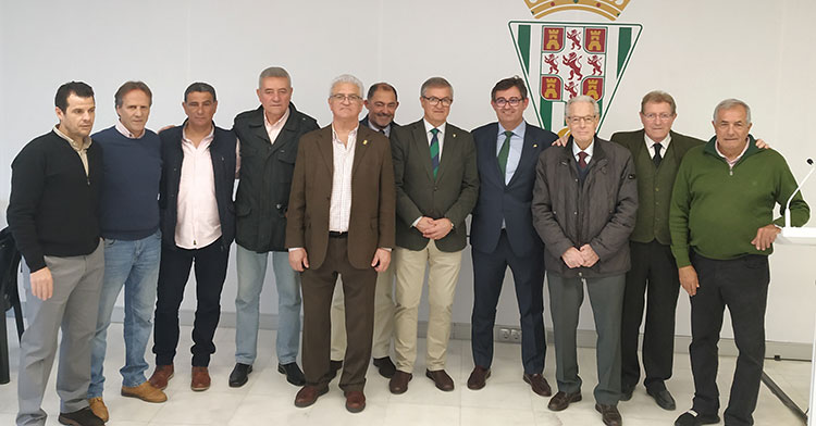 José Luis Navarro el pasado 16 de diciembre durante la copa de Navidad ofrecida por el Córdoba CF, a la derecha entre Javier González Calvo y Juan Verdugo.