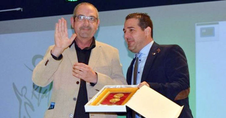 José Manuel Domínguez recibiendo un reconocimiento por parte de la Federación Andaluza y Pablo Lozano. Foto: FAF