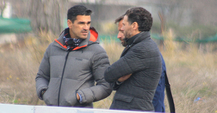 Juanito departiendo con Capi y David Ortega en la Ciudad Deportiva.