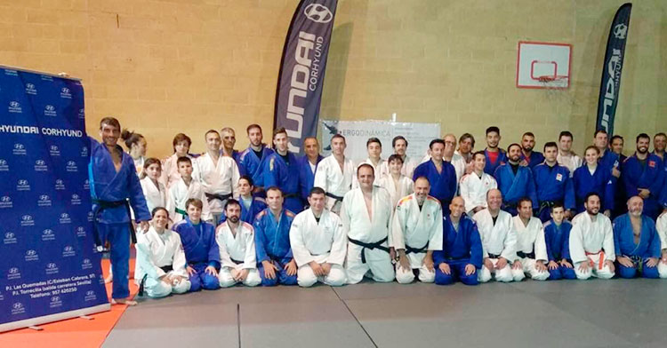 Los judocas participantes en la IV edición del Judomaster Córdoba posando en la foto de familia.