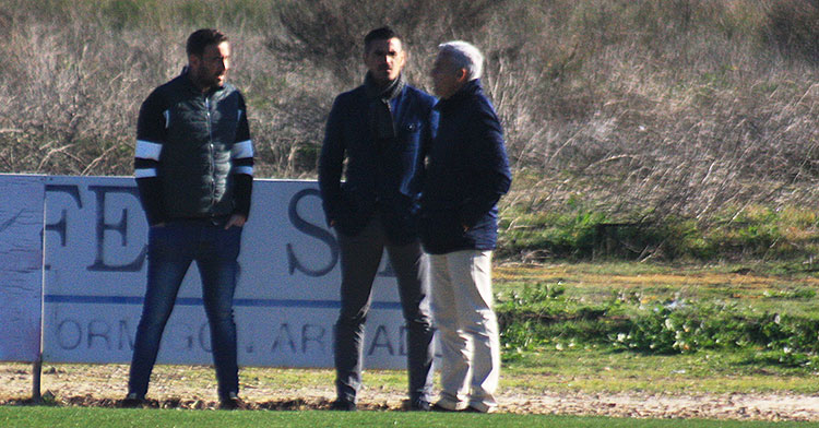 El delegado del primer equipo, Julio Cruz, departiendo con Juanito y Miguel Valenzuela a su llegada a la Ciudad Deportiva.