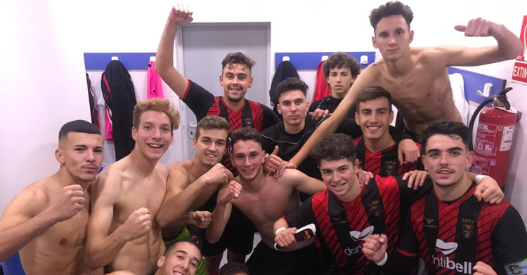 El juvenil A del Séneca celebrando un triunfo. Foto: Séneca CF