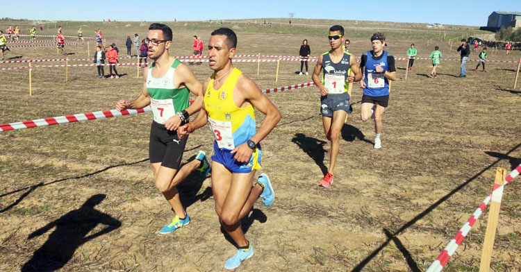 Mohamed Lansi, en la imagen con gafas de sol y el dorsal 1, fue el vencedor en Villanueva. Foto: Club Trotasierra