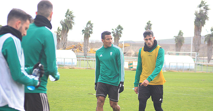 Ángel Moreno abandonando la Ciudad Deportiva junto a Luis Garrido, con Sebas Moyano a la izquierda que también sale del club.