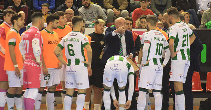 Maca dando instrucciones tras los dos primeros tantos del Levante.