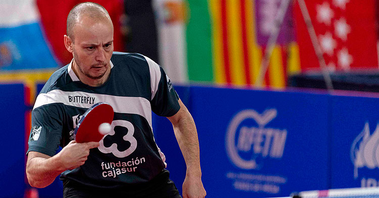 Carlos Machado golpeando la bola