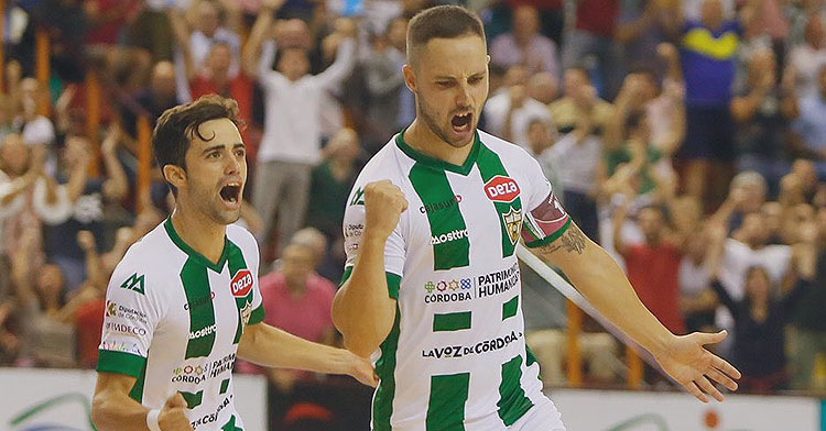 Manu Leal celebrando con rabia un gol