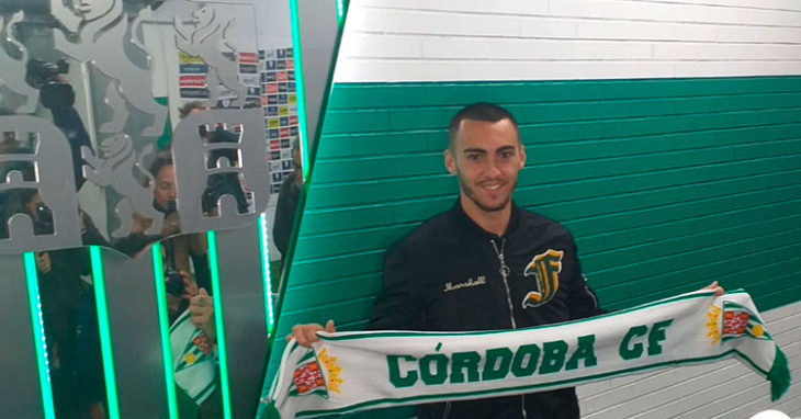 El extremo suizo Mountinho mostrando la bufanda del Córdoba CF durante su presentación.