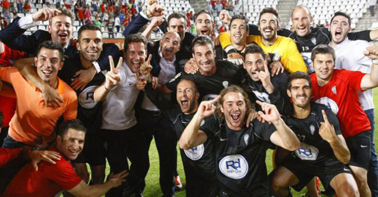 Los jugadores del Córdoba celebrando su clasificación en Murcia en 2014. Foto: La Provincia