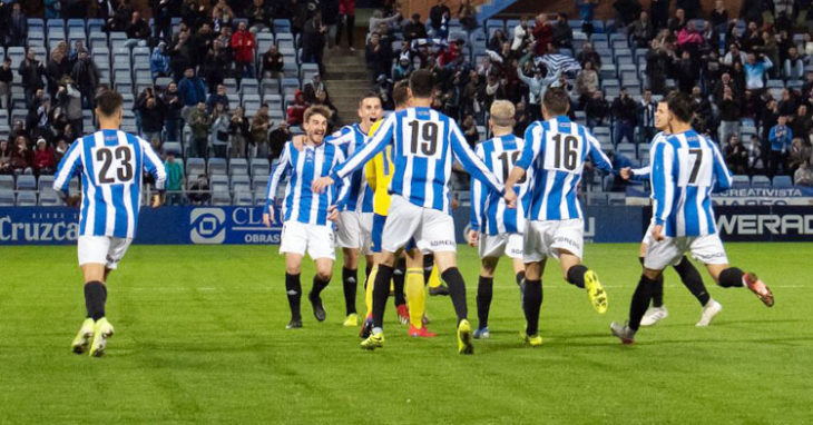 Los jugadores del Recre celebrando un tanto. Foto: Pablo Sayago / Recreativo de Huelva