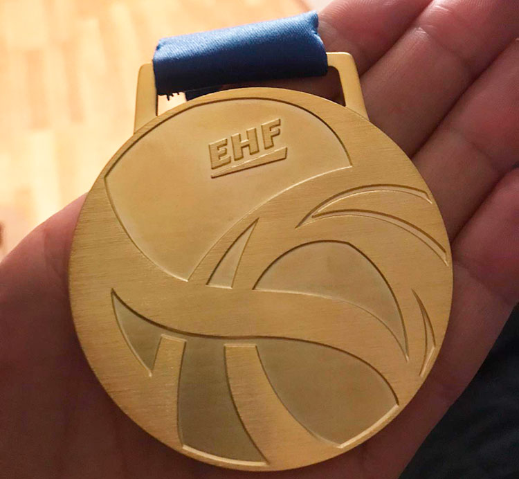 El detalle de la medalla de oro de los Hispanos en la mano de César Montes.