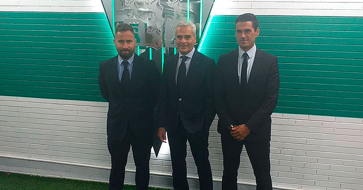 De izquierda a derecha David Ortega, Miguel Valenzuela y Juanito posando bajo el escudo del Córdoba como nuevos integrantes de su secretaria técnica.