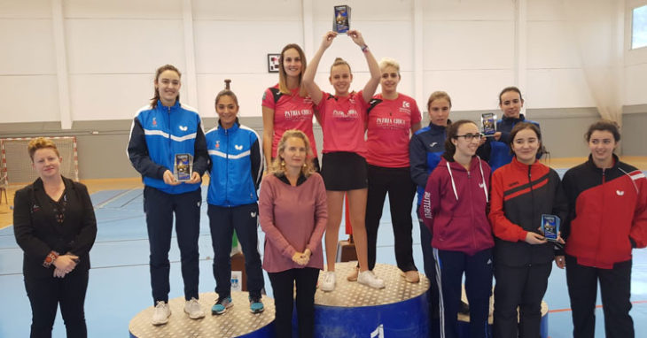 Las jugadoras prieguenses en el podio