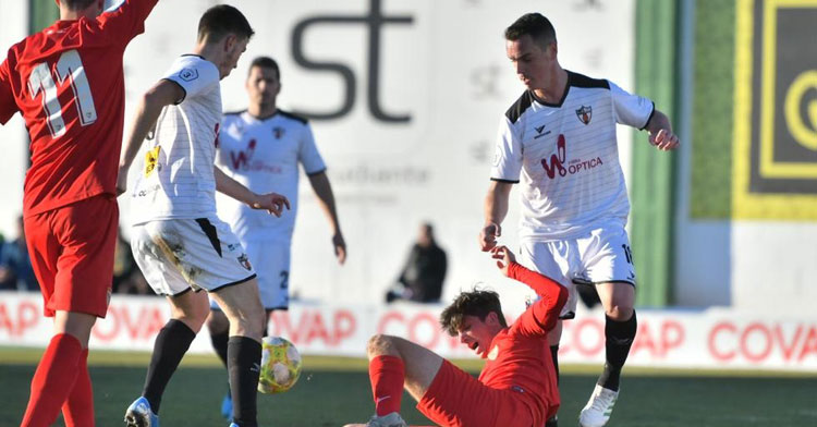 El Pozoblanco pudo derribar la resistencia del Sevilla C. Foto: Rafa Sánchez / Hoy al Día