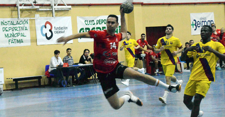 Antonio Hidalgo vuela para lanzar a portería. Foto: Cajasur CBM