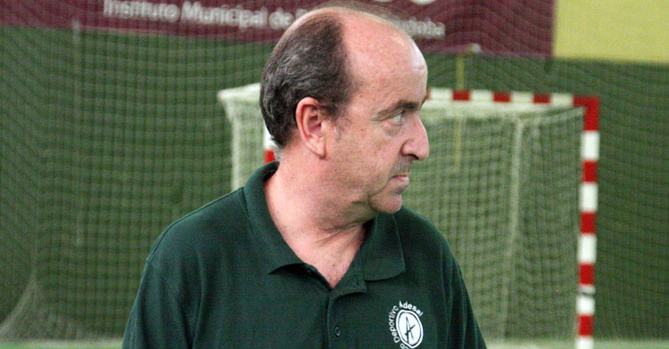 Rafa Moreno sigue, serio, el juego de su equipo. Autor: Paco Jiménez