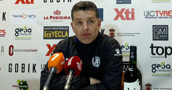 Héctor Sandroni en rueda de prensa. Foto: Yeclano Deportivo