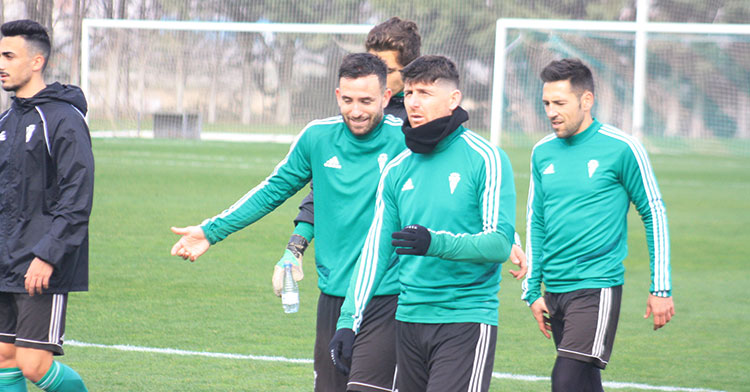 Sebas Moyano departiendo esta mañana con Javi Flores a la conclusión del entrenamiento.